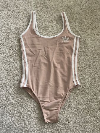 Adidas Bodysuit mit Rückenausschnitt