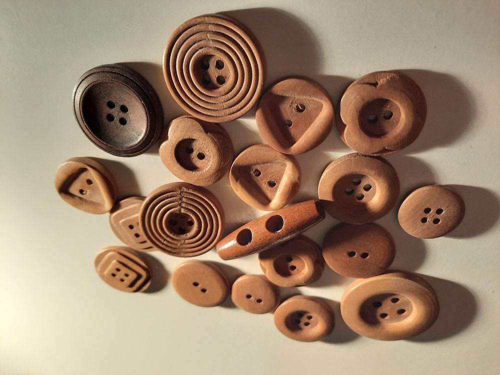 Set di 50 bottoni in legno a forma di ciotola con due fori e punti