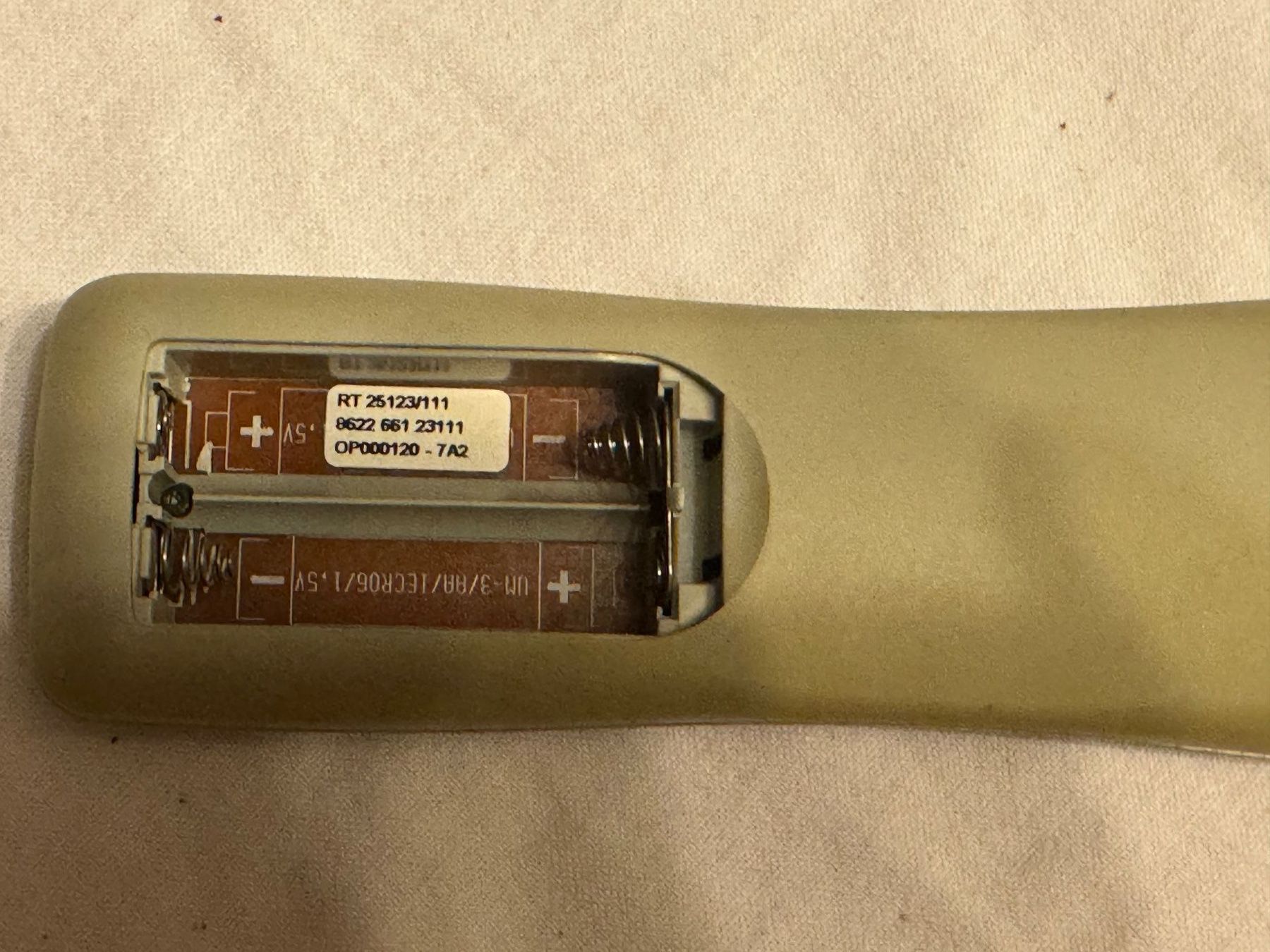 Fernbedienungen: Télécommande universelle Philips, bon état (62) – Gebraucht aus la Chaux-de-Fonds von Lampe 4