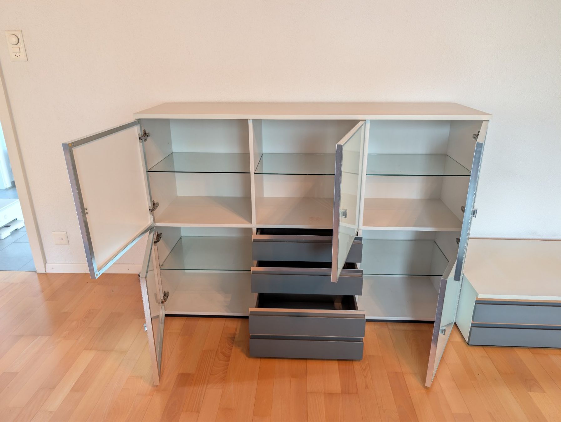 Commodes: Anrichte, Sideboard mit Glasfronten und Schubladen – D'occasion à Wald AR par Need2speed 1