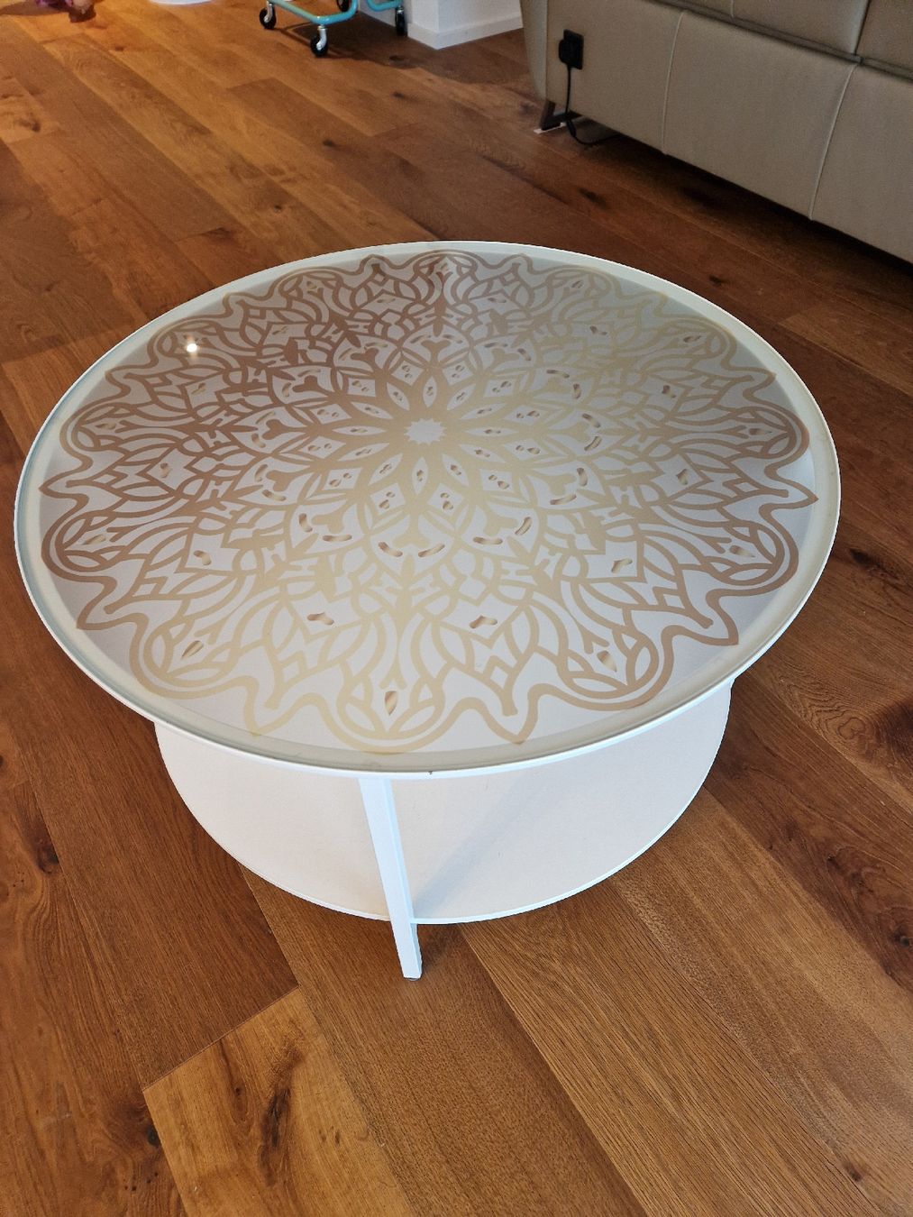Ikea Tische: Runder Couchtisch weiss mit Muster- Glasplatte. – Gebraucht aus Sachseln von Joy032