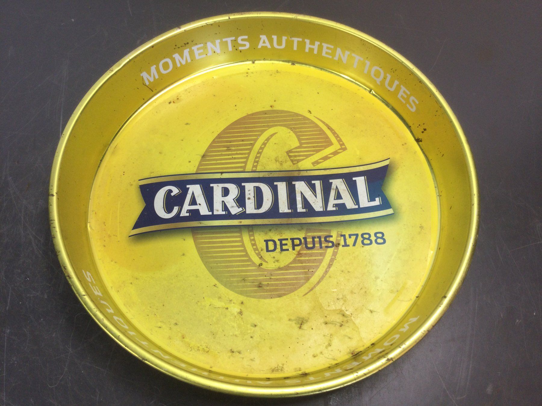 Cardinal Insegne: Gebrauchtes Cardinal Bier-Tablett  Service Blech Tablett – Usato da Wangen SZ venduto da kuriosum12