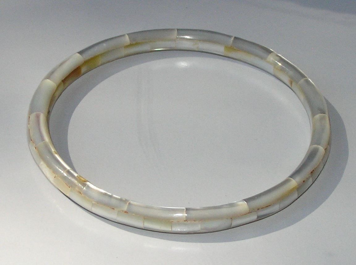 Bracciali & Braccialetti: antiker Armreif Armring aus Perlmutt – Usato da Frauenfeld venduto da dhour 9