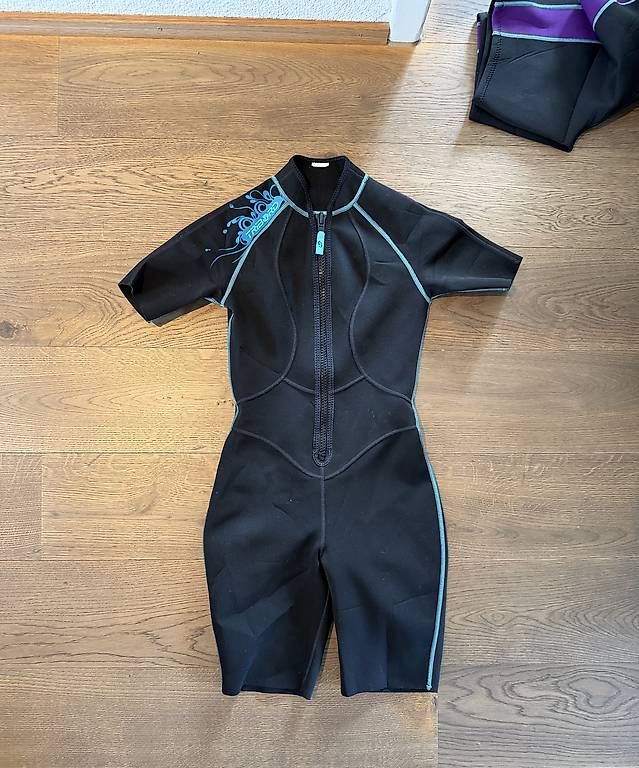 Decathlon Badekleider & Bikinis: Kurzer Neopren Anzug Frauen – Gebraucht aus Bülach von luc_f8sp