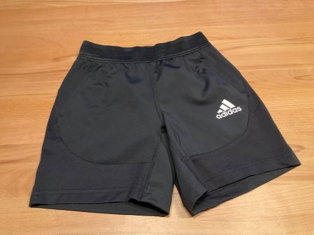 Kurze Sporthose von adidas Gr 152 schwarz