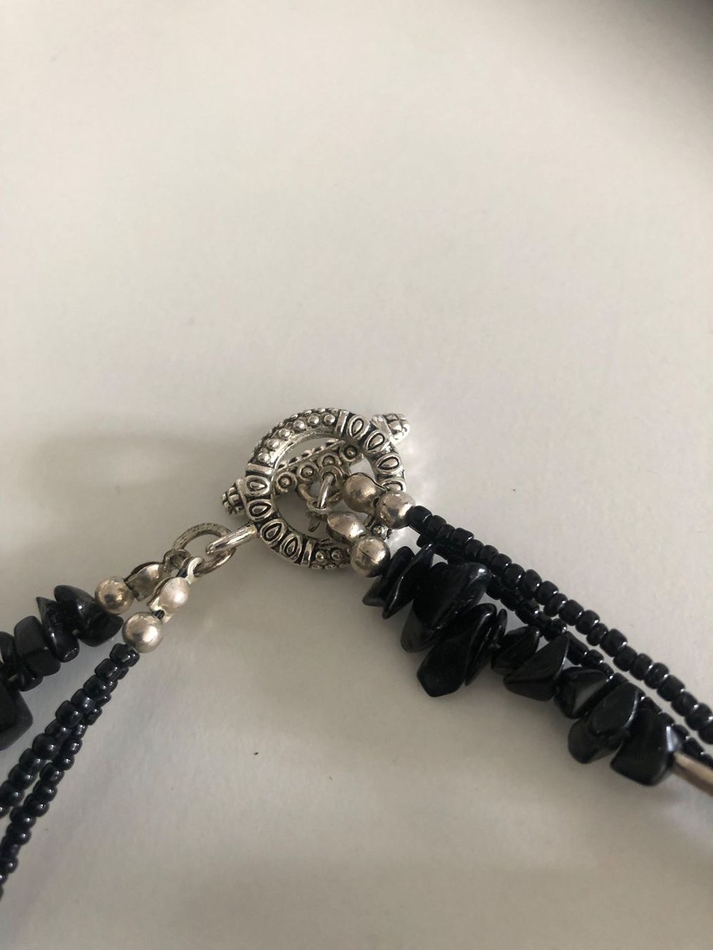 Catenine: Schwarze Dreireihige Kette mit Anhänger – Usato da Kaltbrunn venduto da lagone1 2
