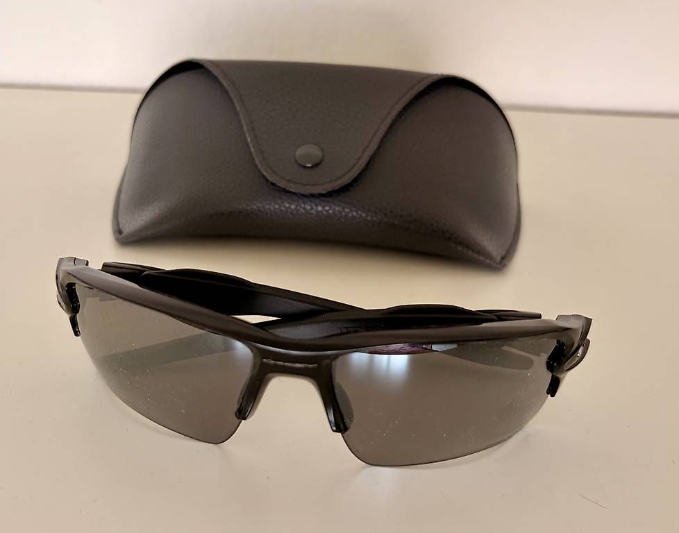 Oakley Lunettes & Verres: Oakley Sonnenbrille – D'occasion à Dübendorf par vici04