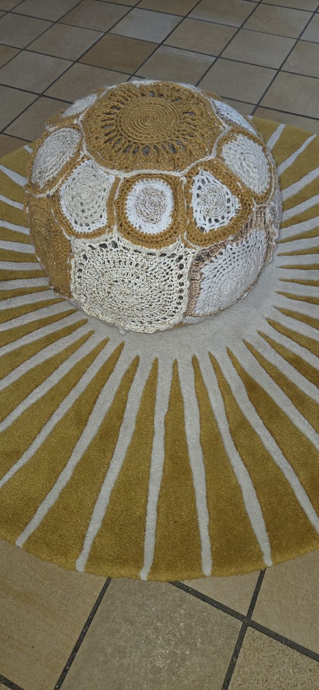 Poltrone: Häkelball Pouf Dekoration Handarbeit Patchwork Optik neu – Nuovo (secondo la descrizione) da Busswil BE venduto da Angy1974 2