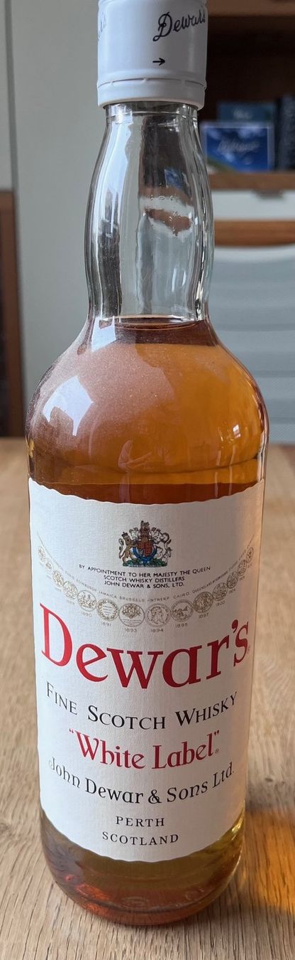 Spirituosen: Kellerfund: Alter Dewar's White Label Whisky – Gebraucht aus Bubikon von Kuramar