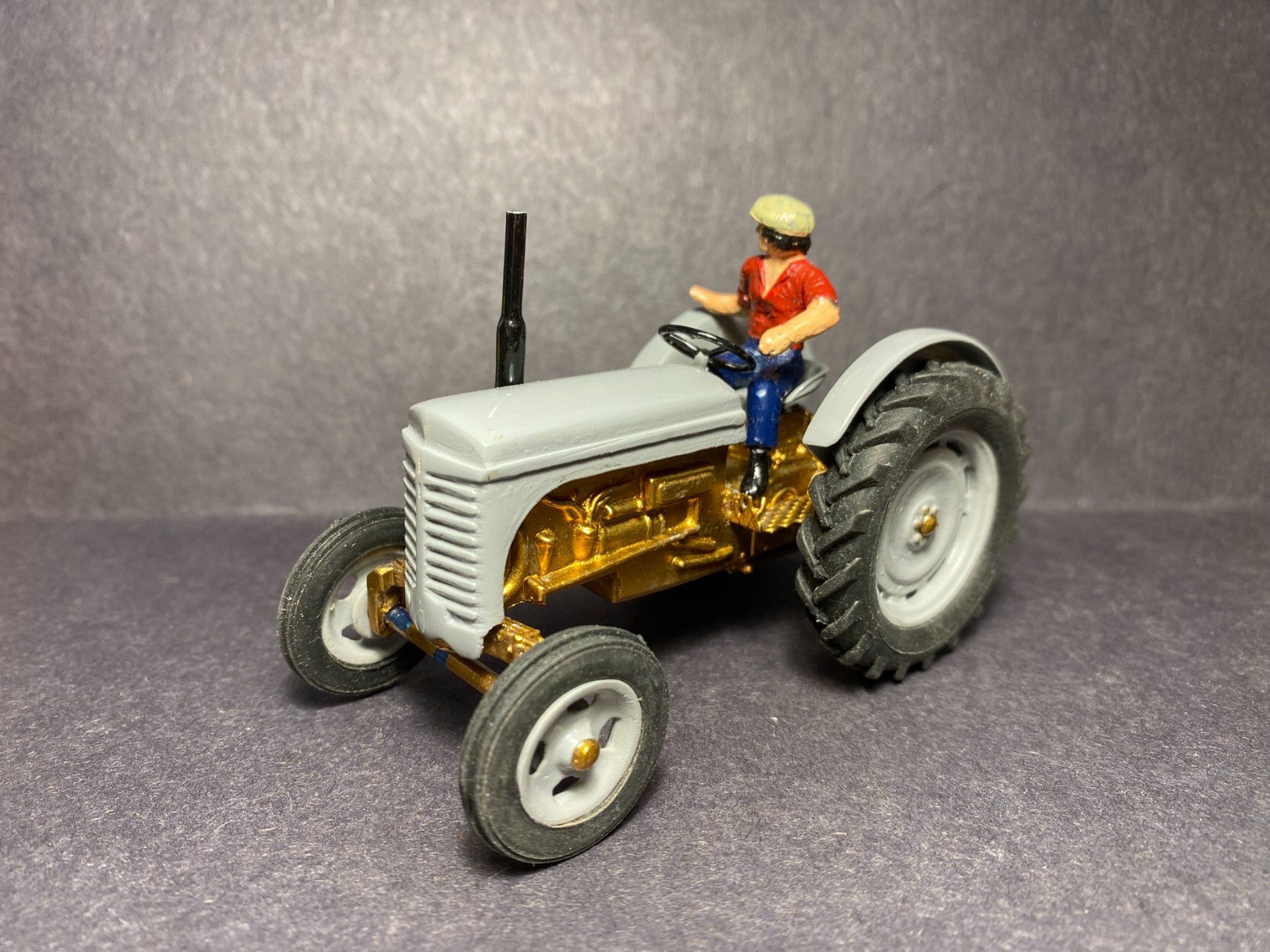 Massey Ferguson Modellini d'auto: Ferguson TE 20 Oldtimer Traktor mit Figur Handmade 1:32 – Usato da Spiez venduto da Mlandcruiser