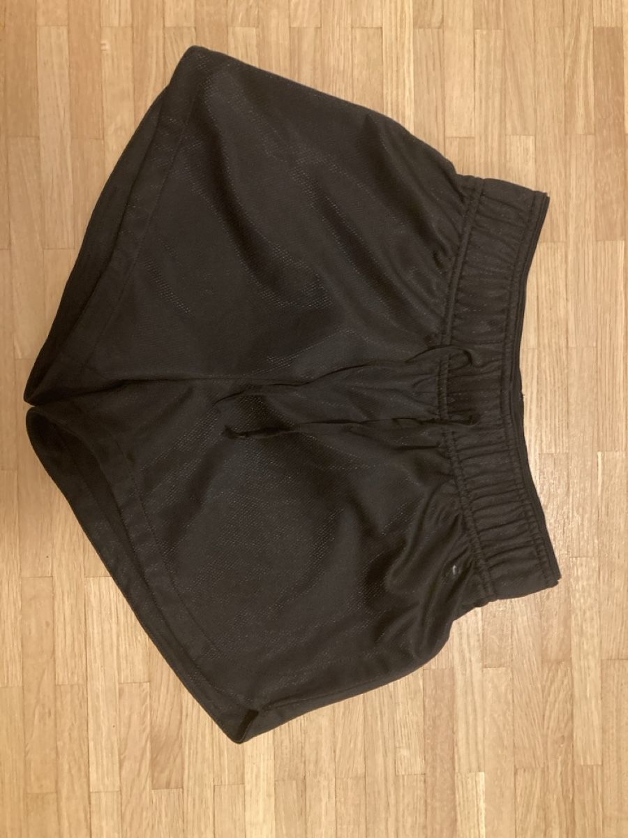 H&M Pantalons: Kurze Sporthose schwarz – D'occasion à Urtenen-Schönbühl par alessibas