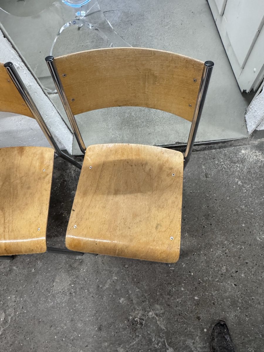 Sedie: 5 Stk stapelbare Holzstühle mit Chromgestell – Usato da Zürich venduto da gio_yg2z 1