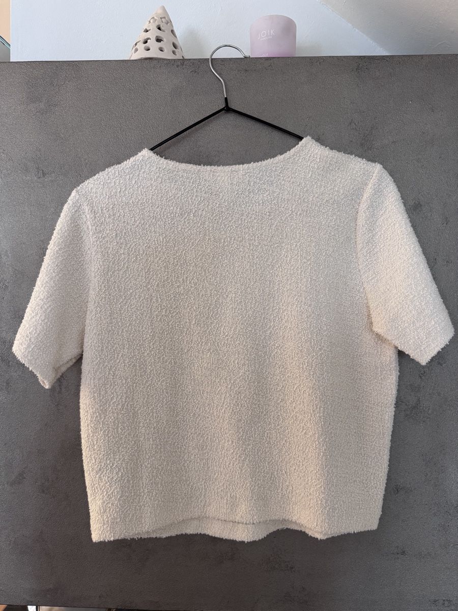 H&M T-shirts: Cremefarbener Bouclé-Pullover – D'occasion à Schindellegi par lmth 2