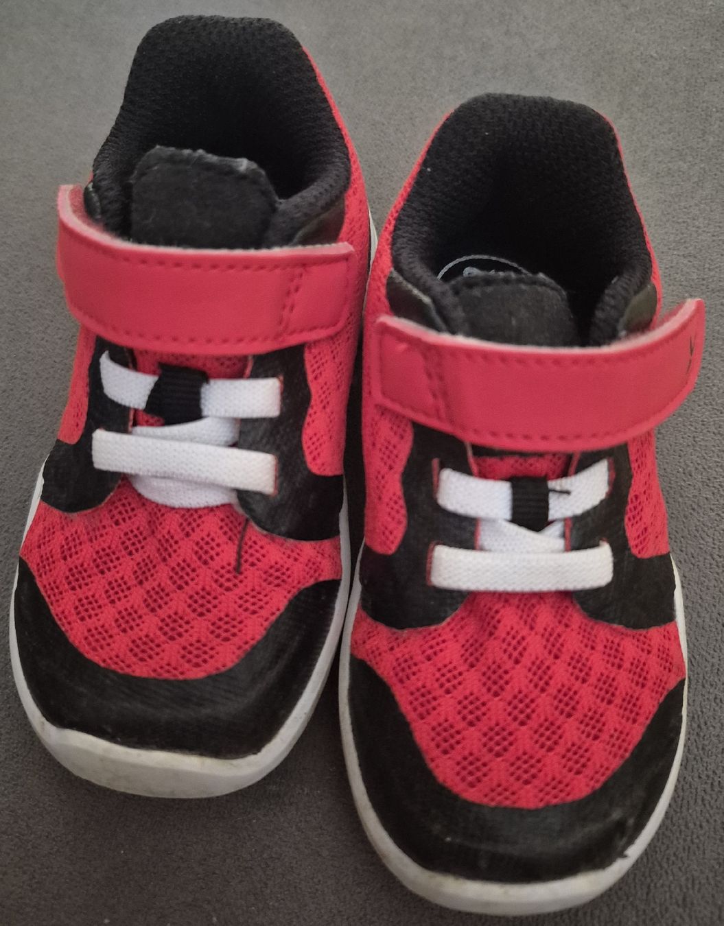 Decathlon Scarpe per ragazzi: Turnschuhe, Gr.20 – Usato da Schmitten FR venduto da Sam2525