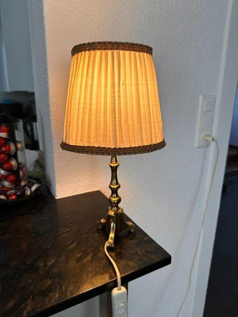 Lampes: Tischleuchte mit massivem Messingfuss & Stoffschirm – D'occasion à Aarwangen par kiwifan71