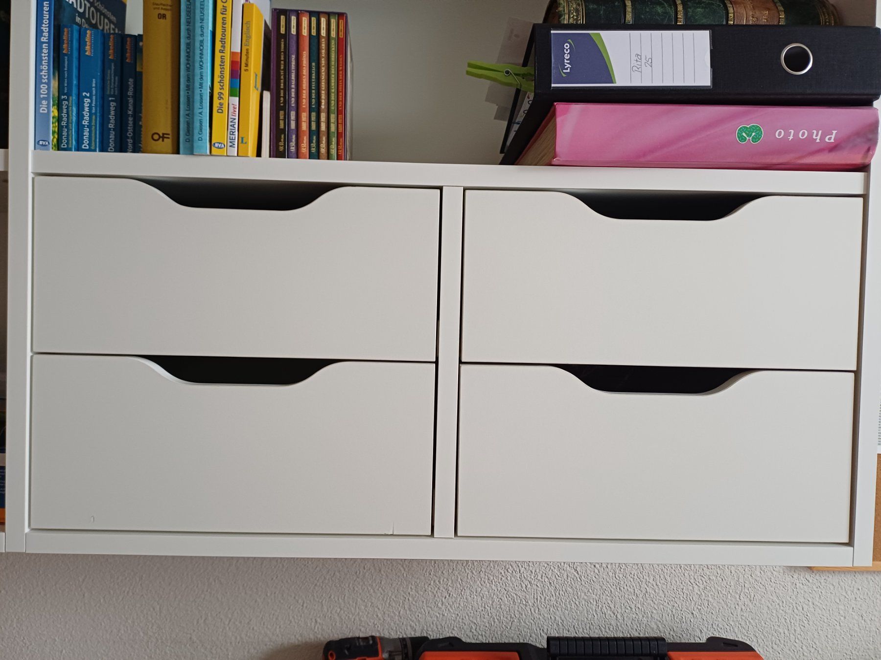 Regale: Bücherregal hängend – Gebraucht aus Sarnen von Brisbane03 3