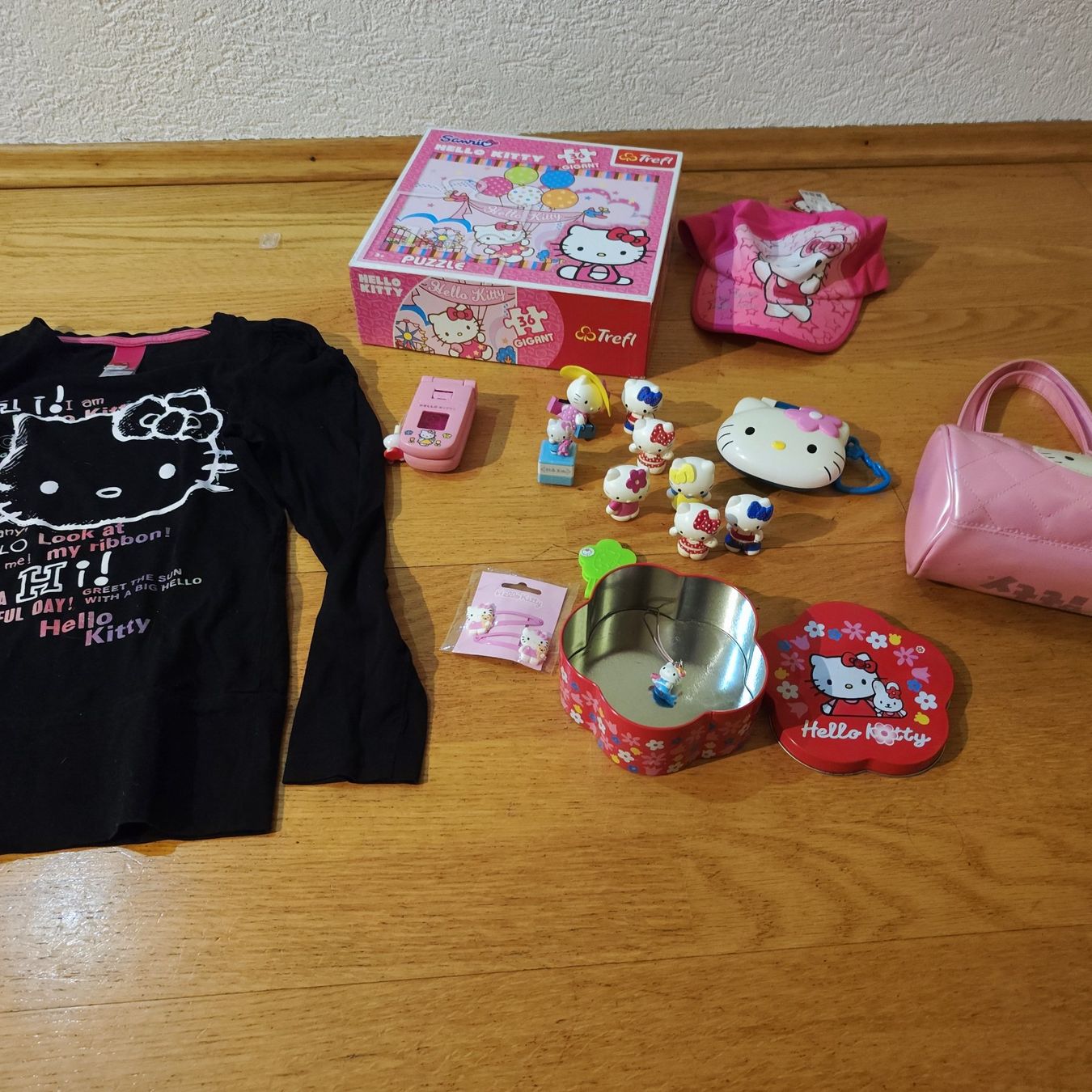 Lotti & Set di vestiti: Hello Kitty Set / Tasche / Kappe / Shirt / Puzzel u.s.w. – Nuovo (secondo la descrizione) da Riehen venduto da WinniePuh4 1