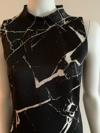 AKRIS: Neu/ungetragen - elegantes Kleid mit Marmormuster, 36