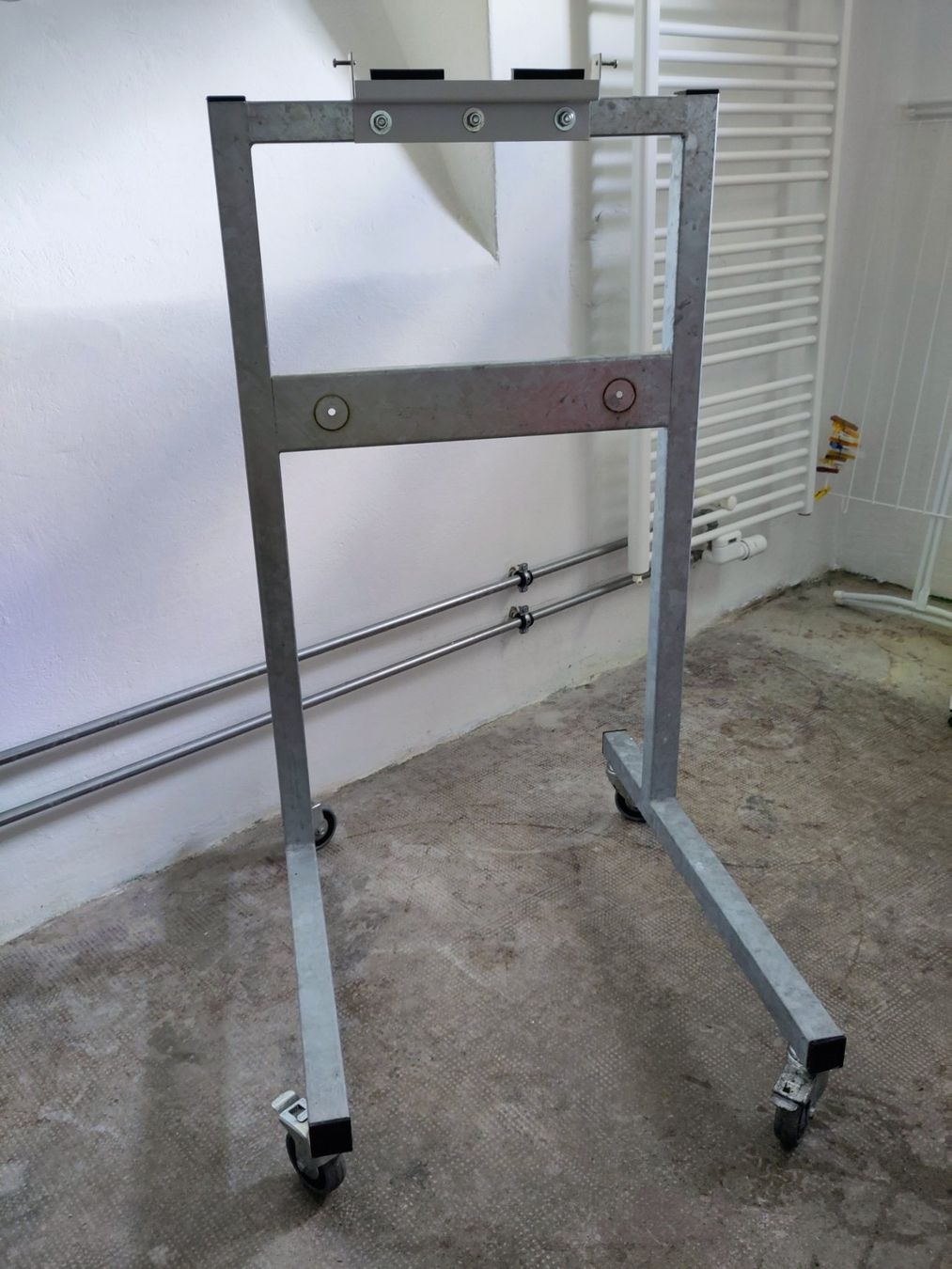 Sonstiges zu Optik: Support à roulettes métallique pour fixer un Secomat – Gebraucht aus Cormoret von vote1881