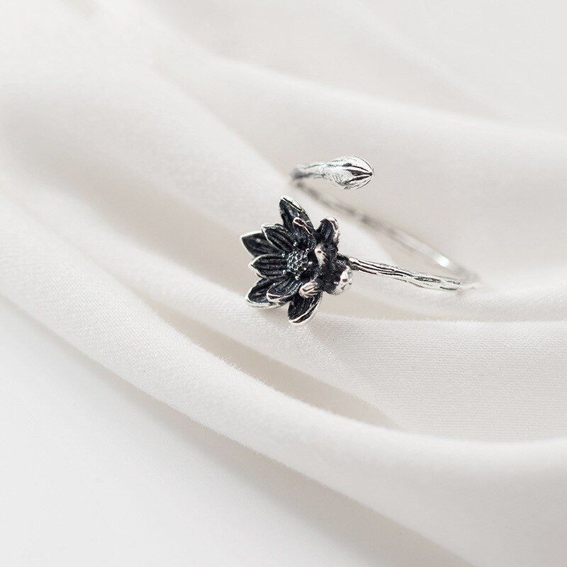 Anelli: Schwarzer Blumen Ring aus Silber – Nuovo e nell'imballaggio originale da Wil SG venduto da Veratier 1