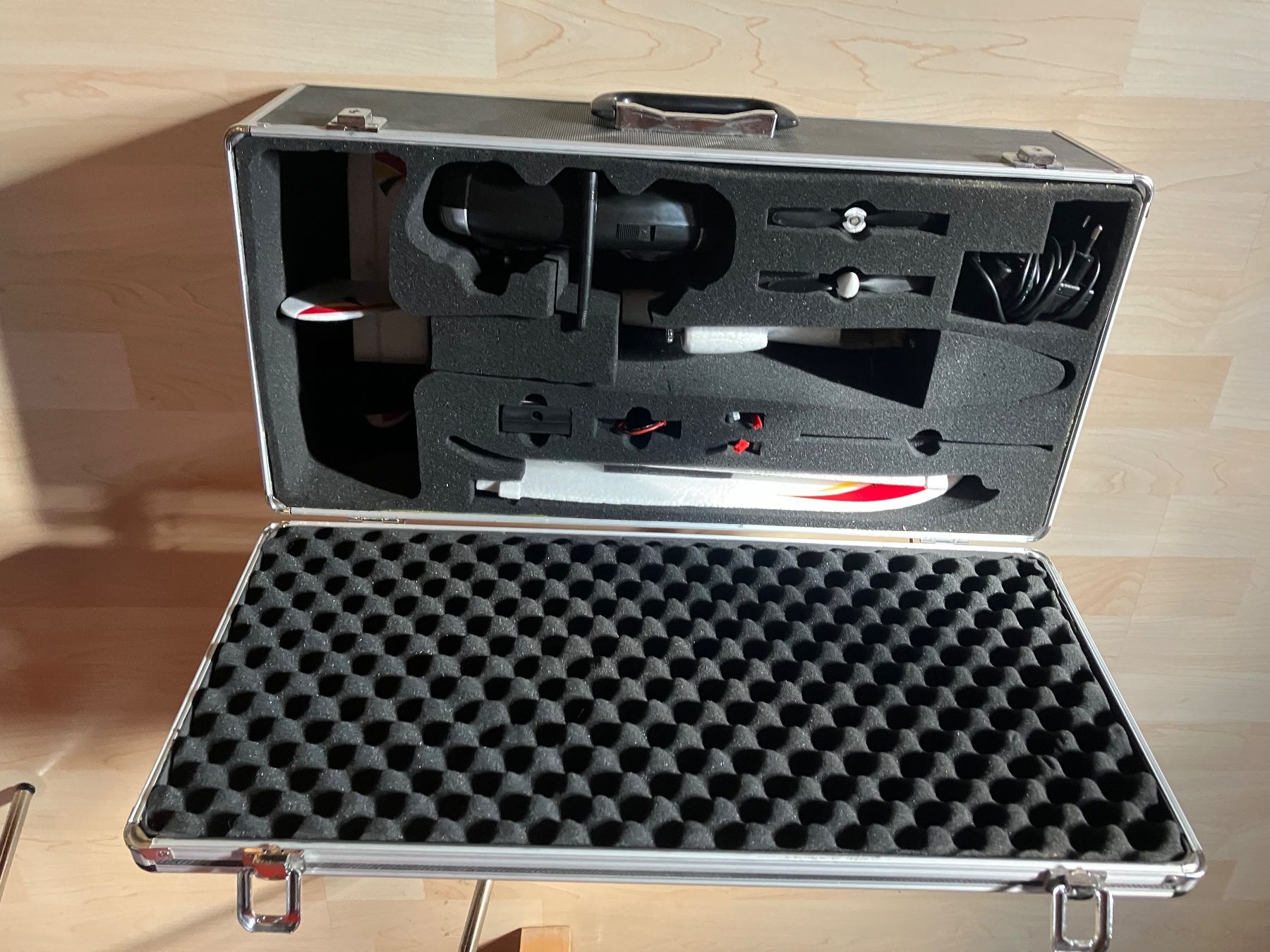 Modellismo RC: Modelflugzeug defekt mit Koffer – Difettoso da Reigoldswil venduto da GNVeluxboost 5