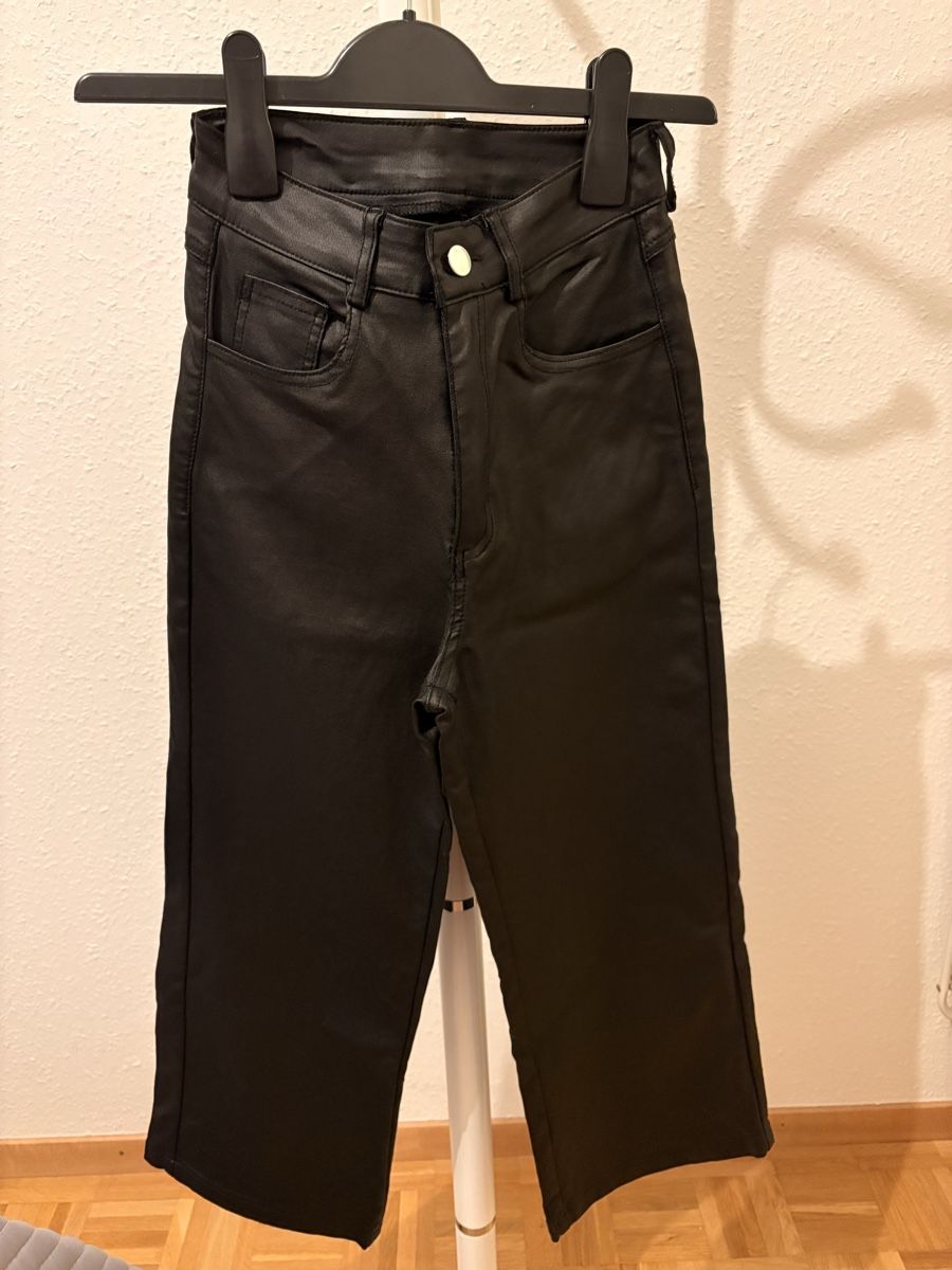 Pantaloni: Pantalon noir imitation cuir  – Usato da Chêne-Bougeries venduto da bru_bs9n 1