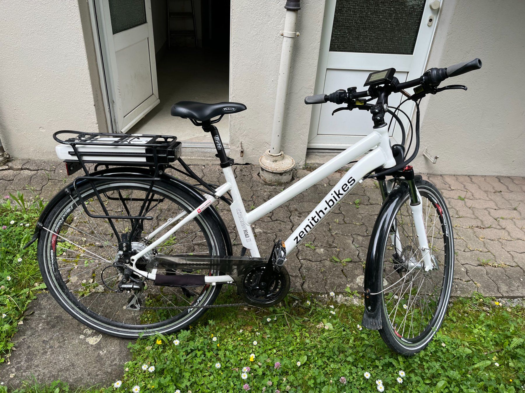 Zenith Velos: Zenith E-Bike Cross Road II weiss – Gebraucht aus Zürich von