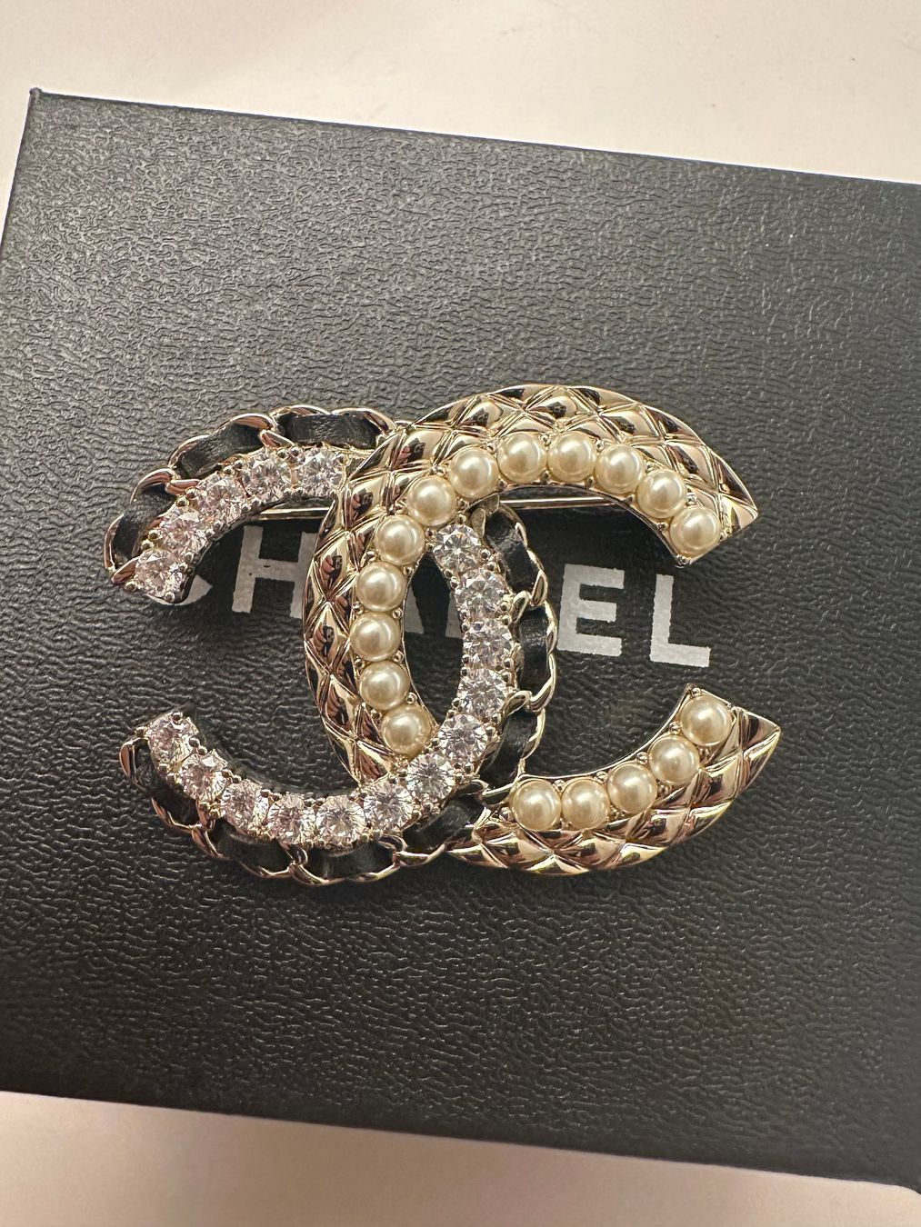 Chanel Spille & Fermagli: Chanel  Perlen Brosche – Usato da Steinmaur venduto da regenbogen052 1