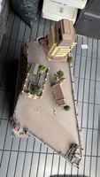 H0 / HO Modelleisenbahn-Diorama mit Brücke, beleuchteten Geb
