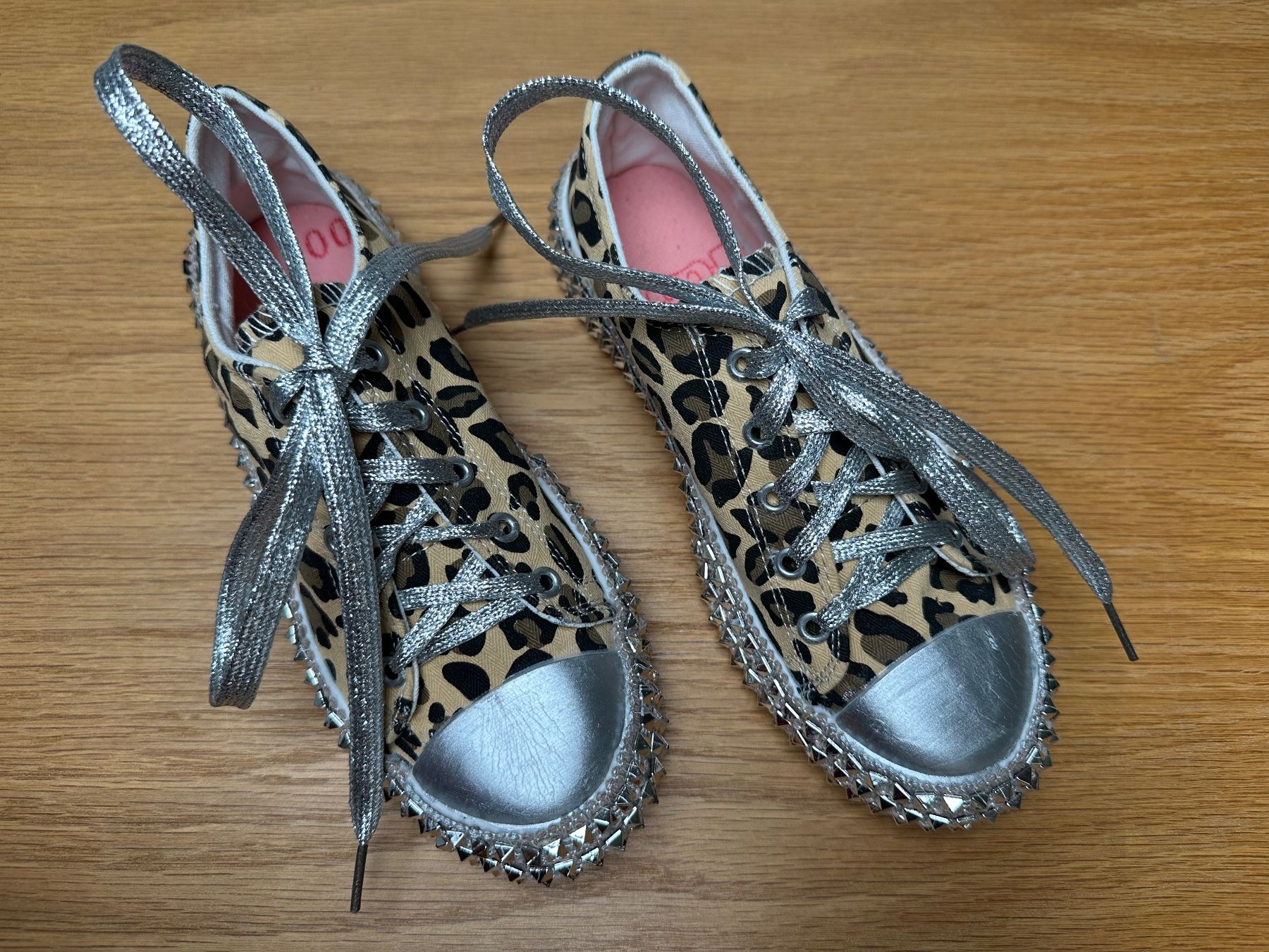 Scarpe da donna: Sneaker Leoprint und Nieten – Usato da Leuk-Stadt venduto da 2thcircle 7
