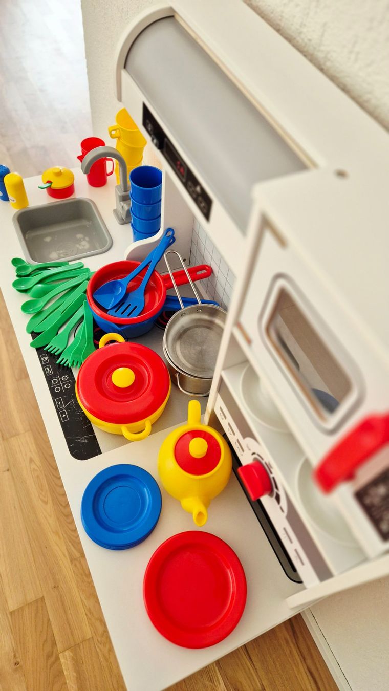 Hape Giocattoli: Spielküche HAPE + Geschirr-Set – Usato da Pfäffikon SZ venduto da iry_b6ns 7