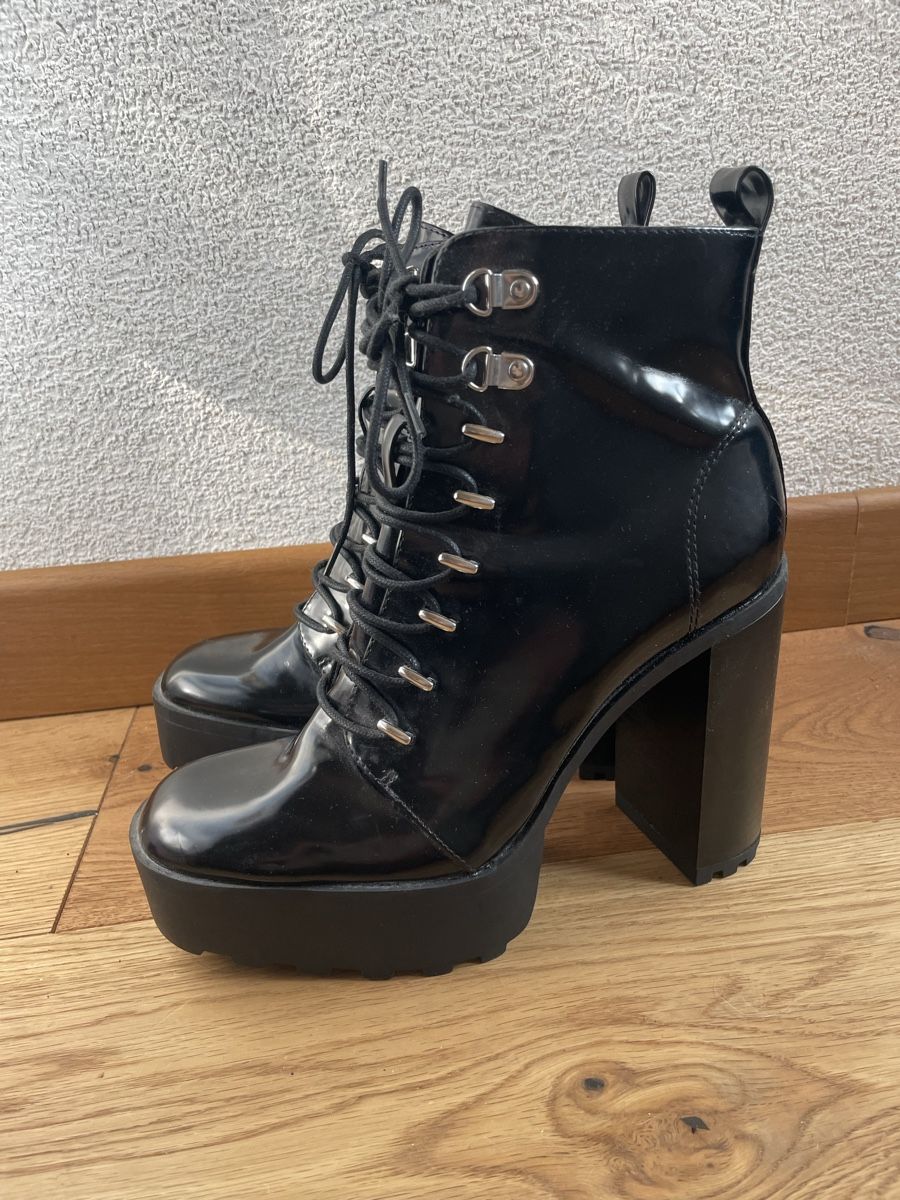 Zara Scarpe da donna: Patent Black Lace Up Platform Boots - Size 39 – Nuovo (secondo la descrizione) da Roche VD venduto da closetcleanse 7