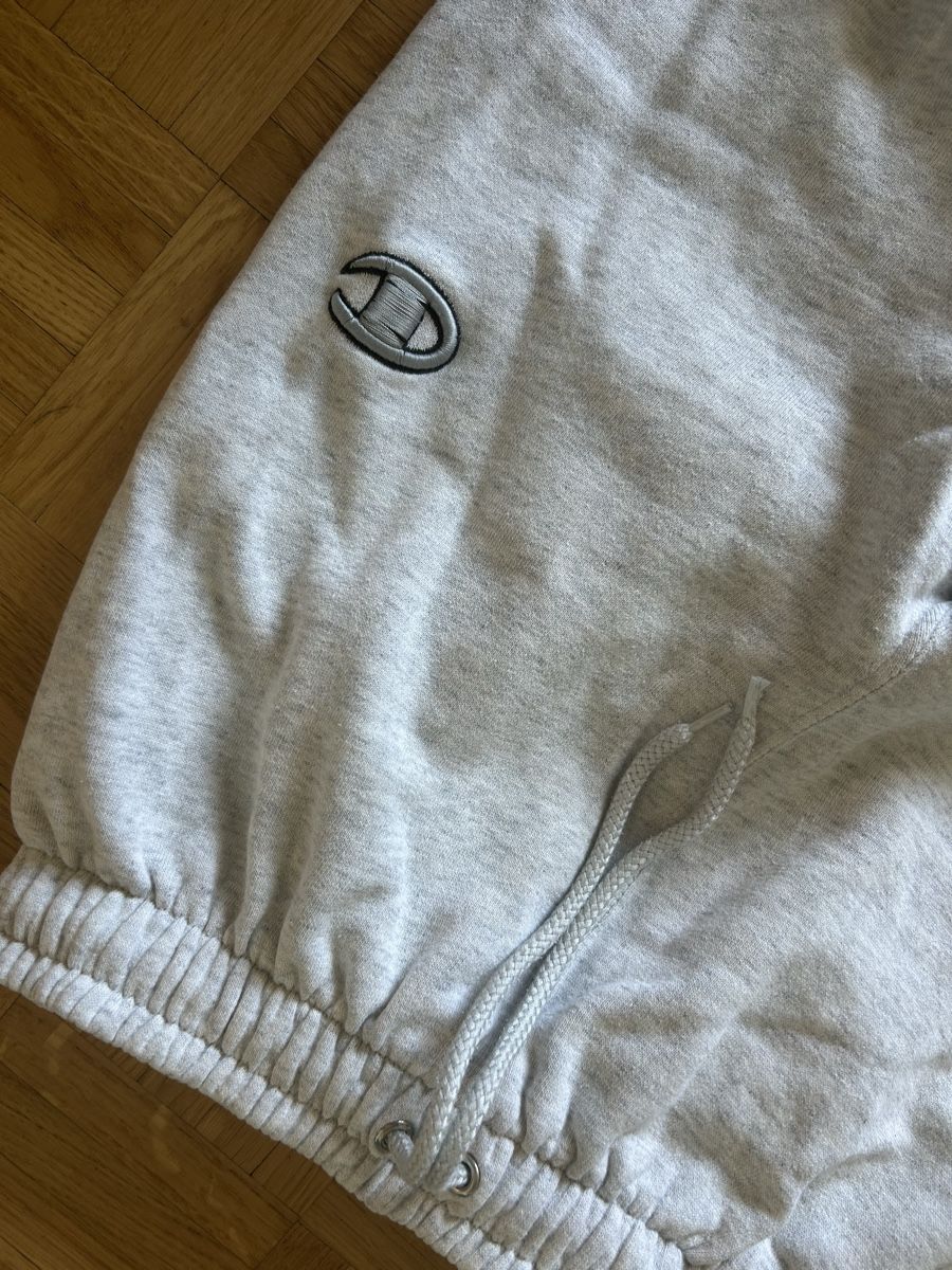 Champion Pantaloni: Champion grey sweatpants  – Usato da Zürich venduto da ori_9dcy 1