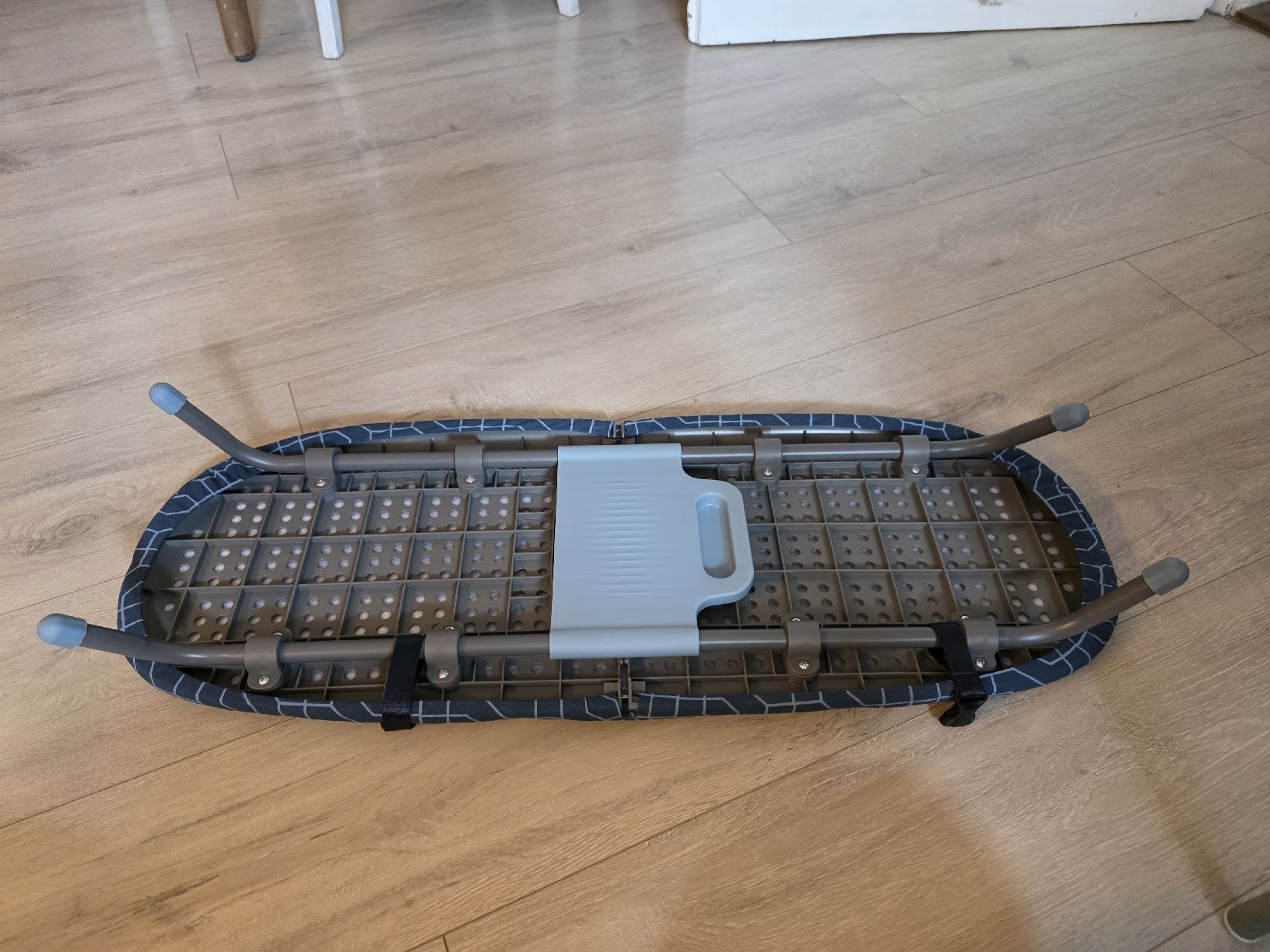 Assi da stiro: Platzsparender Bügeltisch mit Muster neuwertig – Nuovo (secondo la descrizione) da Wigoltingen venduto da Zuckerfee84 2