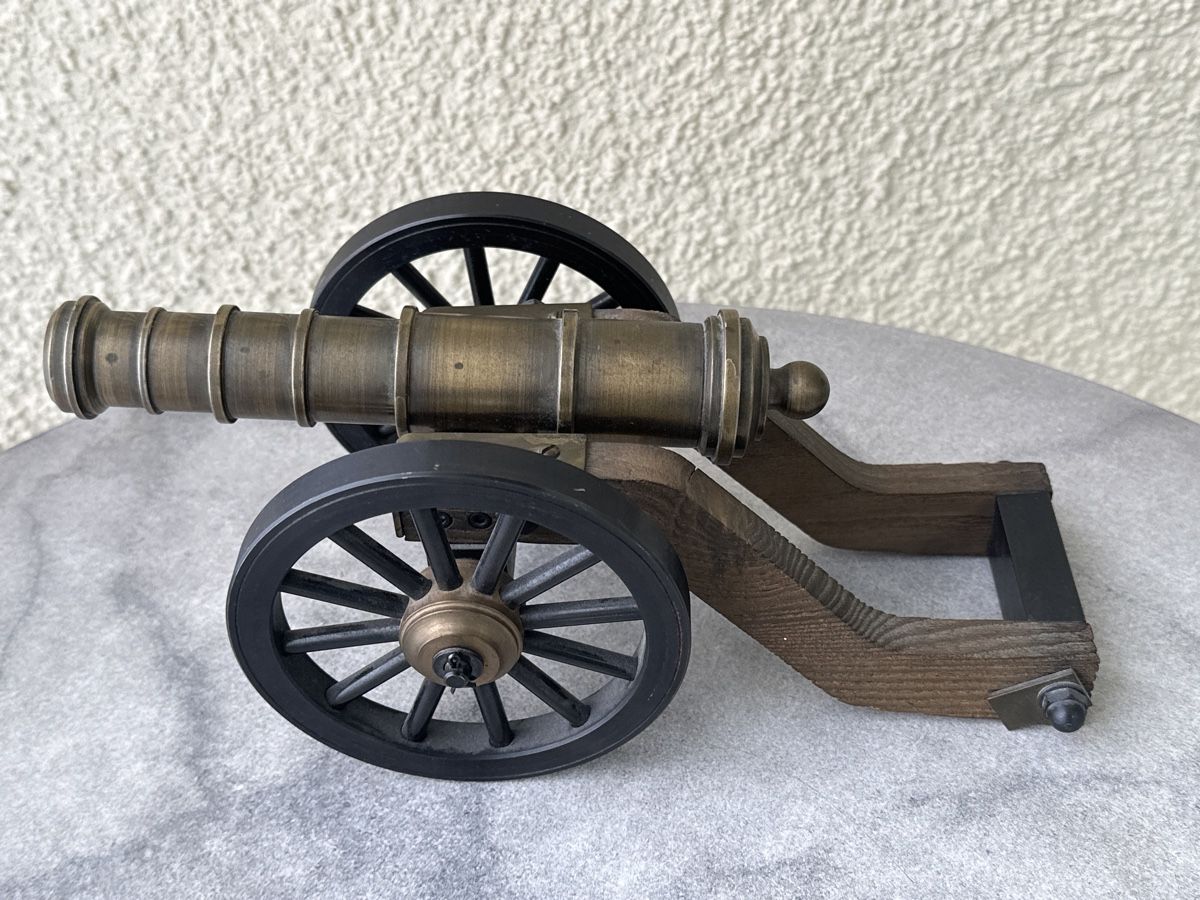 Alle Dekorationen: Dekorative Kanone aus Messing und Holz – Gebraucht aus Zürich von Chaeffeler