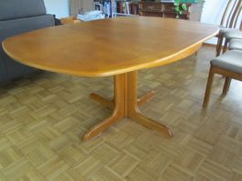 Alter Auszieh Tisch massiv mit 4 Stühlen. Swiss Made