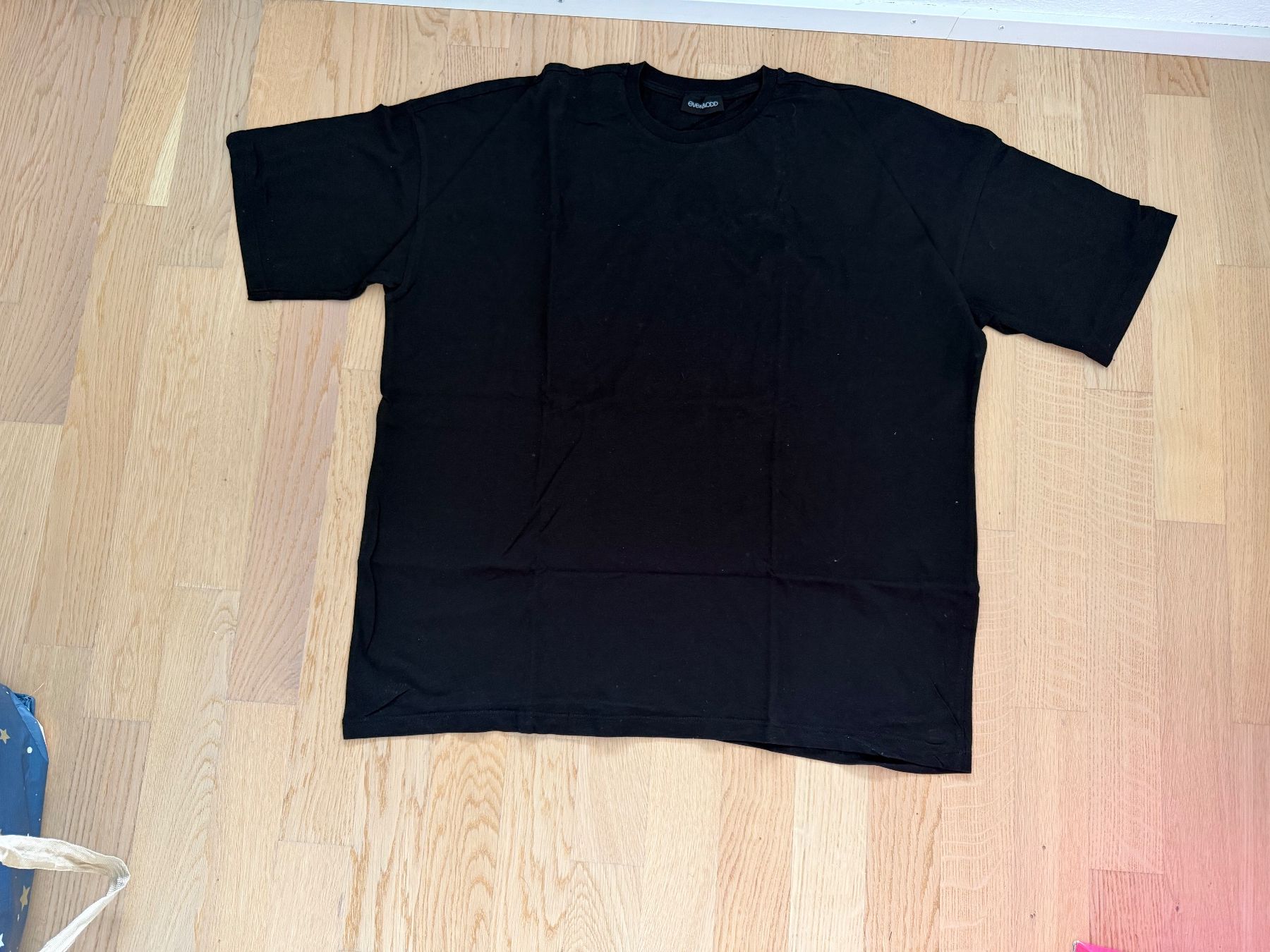 T-shirt: Schwarzes T-Shirt – Usato da Liestal venduto da sla.kova