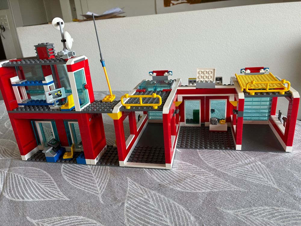 Lego Giocattoli: LEGO City Grosse Feuerwehrstation 7208 – Usato da Arolla venduto da afauchere 1