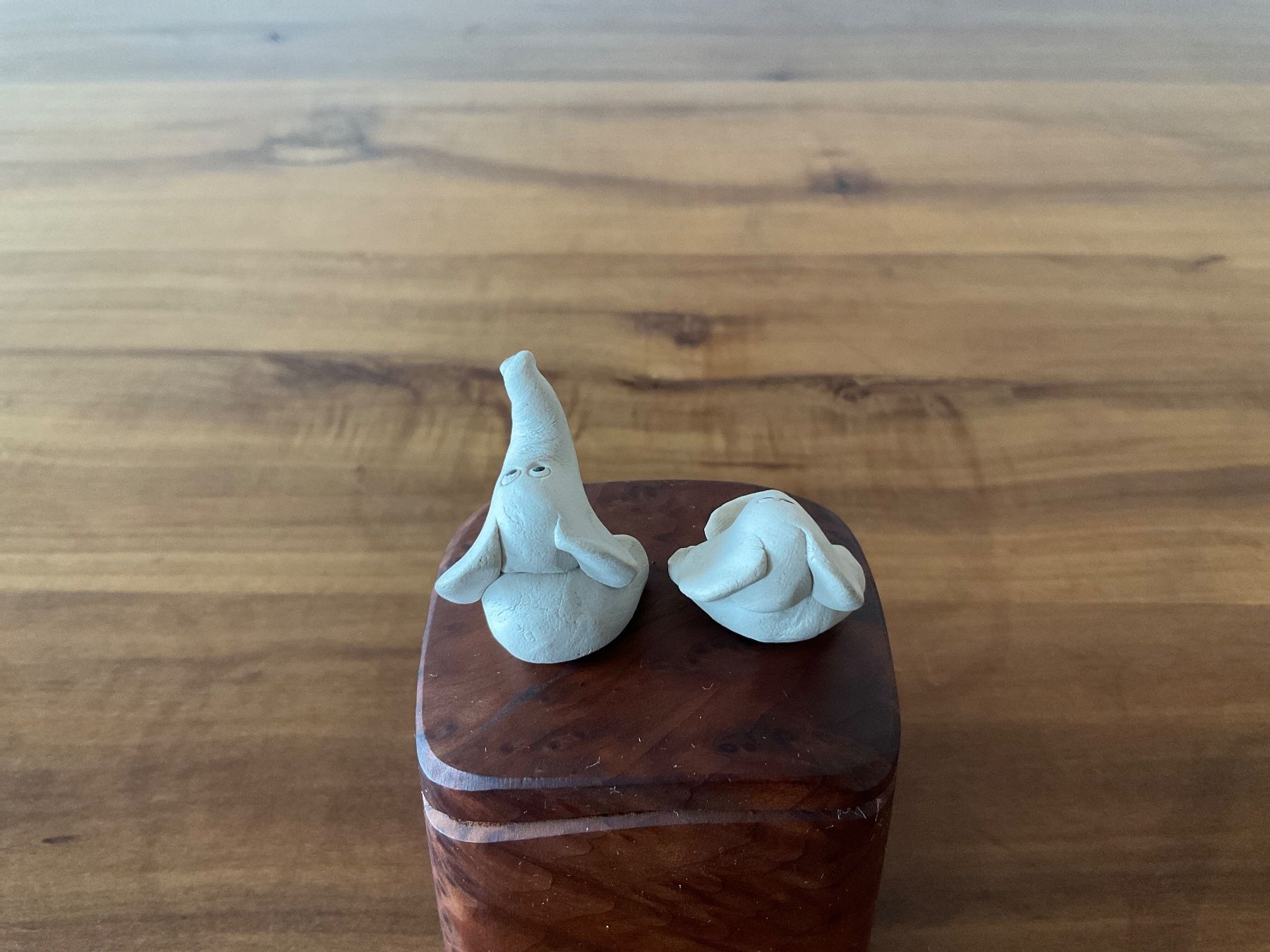 Statuette: 2 kleine Elefanten, weiss, Ton oder Gips – Usato da Wetzikon ZH venduto da CZ. 2