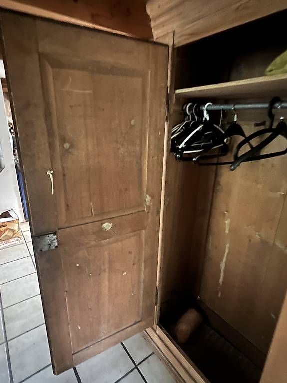 Schränke: Alter Kleiderschrank – Gebraucht aus Sevelen von Pbr0 3