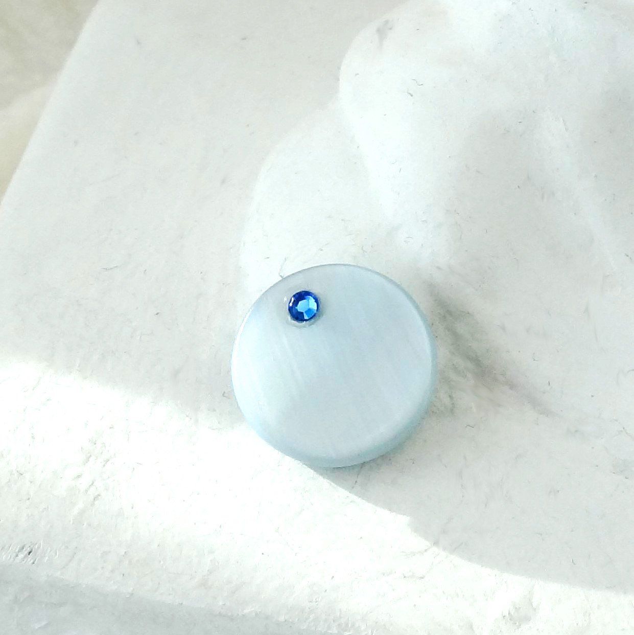 Swarovski Spille & Fermagli: Perlmutt Magnetbrosche  Schalhalter   Swarovski "Saphir" NEU – Nuovo e nell'imballaggio originale da Dielsdorf venduto da kumsch