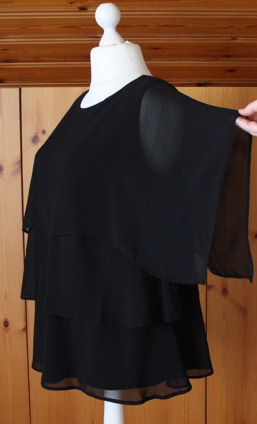 Camicette: Bluse Kurzarm C & A schwarz Gr. 44-46 – Usato da Flüelen venduto da Diversicum-Curvy 5