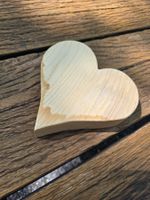Holz: Herz handgeschnitzt
