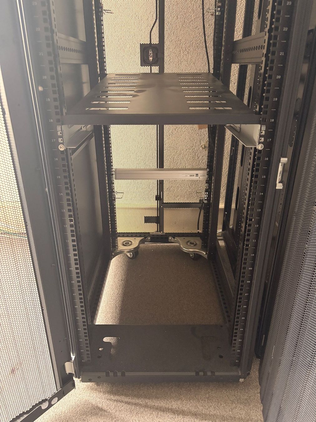 Hewlett Packard Racks & Ständer: 2x HP Serverrack / Serverschrank 42U Occasion – Gebraucht aus Münsingen von Dietschi68 4