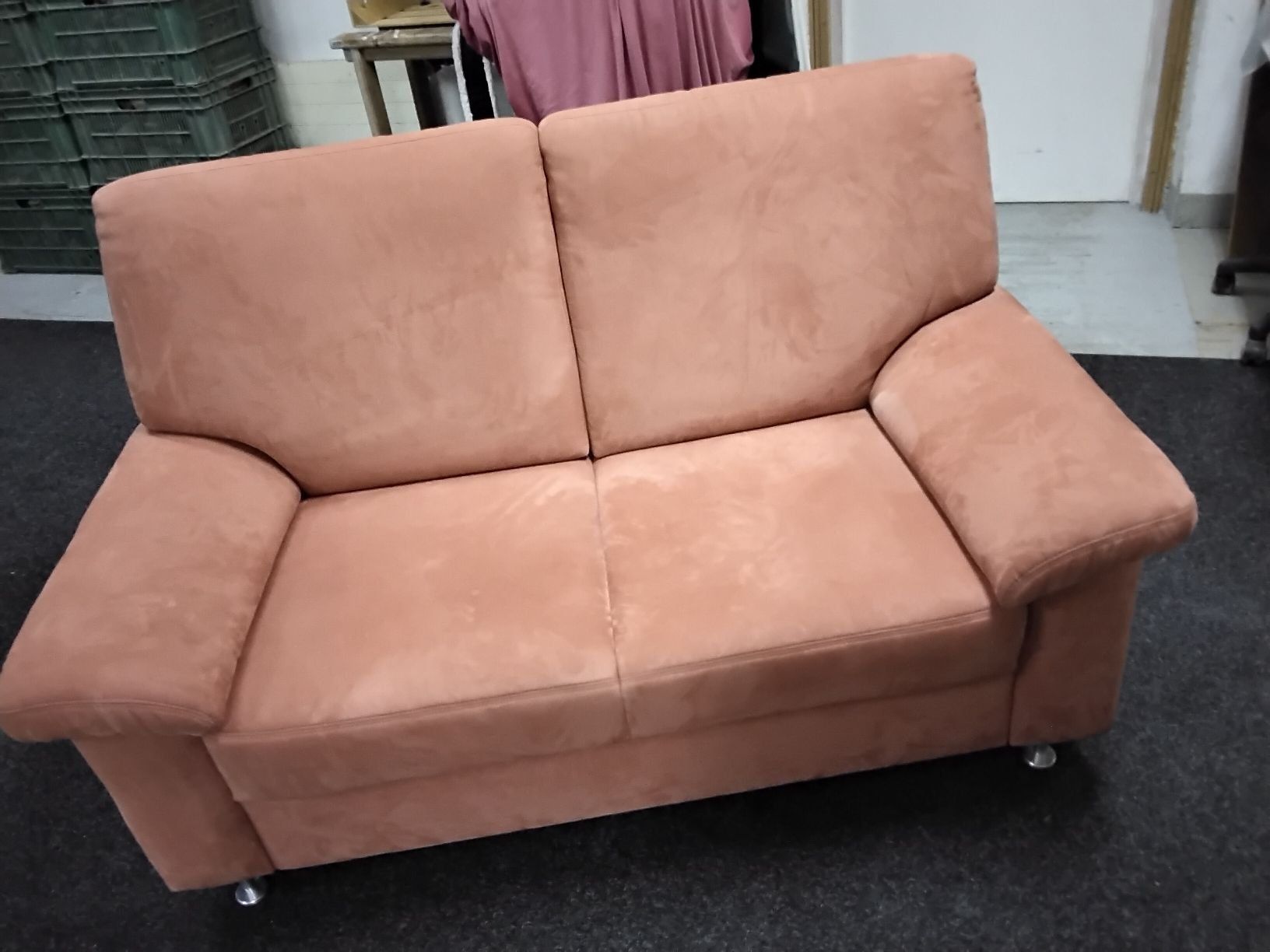 Divani: Schönes Wildleder-Sofa grosszügiger 2-Plätzer – Nuovo (secondo la descrizione) da Arch venduto da Drosselbart