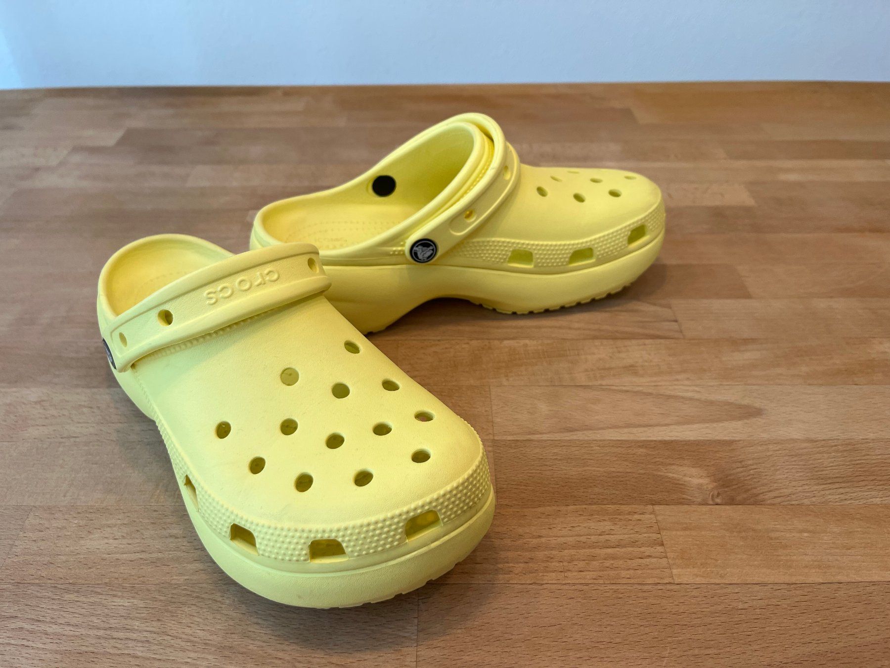 Crocs Chaussures hommes: Crocs Classic Platform Clog - Gelb W8 – D'occasion à Stans par emodermatt 1