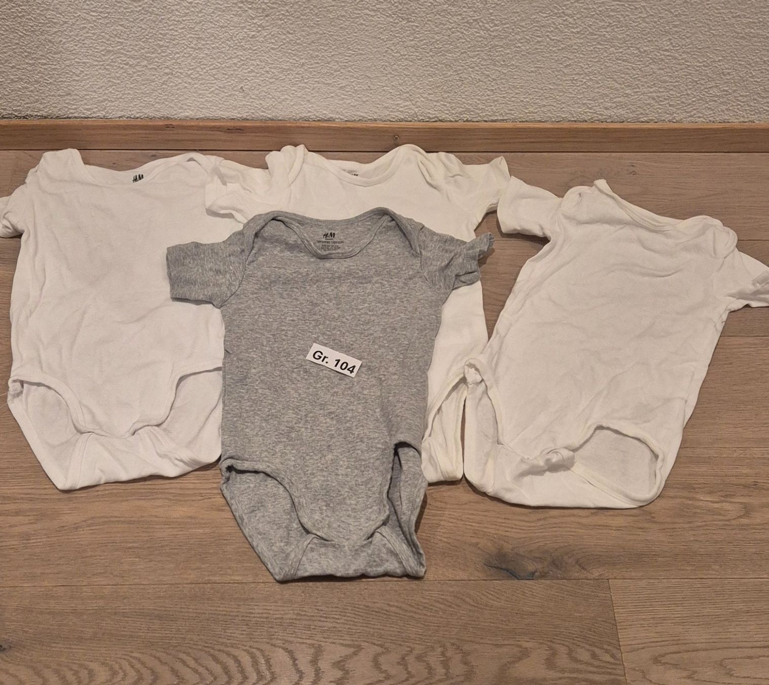 Kleiderpakete & -sets: 4 Kinderbodies Gr. 104 – Gebraucht aus Steinhausen von Housebabe