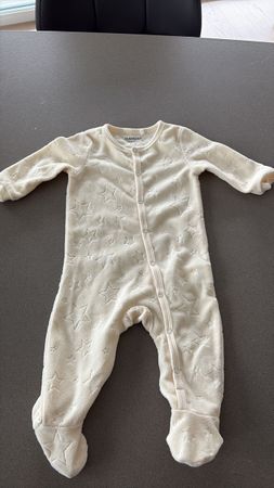 Warmer Baby Schlafanzug mit Sternen, Grösse 62
