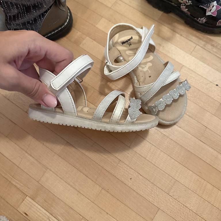 Scarpe per ragazze: 3 Mädchenschuhe Grösse 26 – Usato da Hochdorf venduto da Franciscochico 2