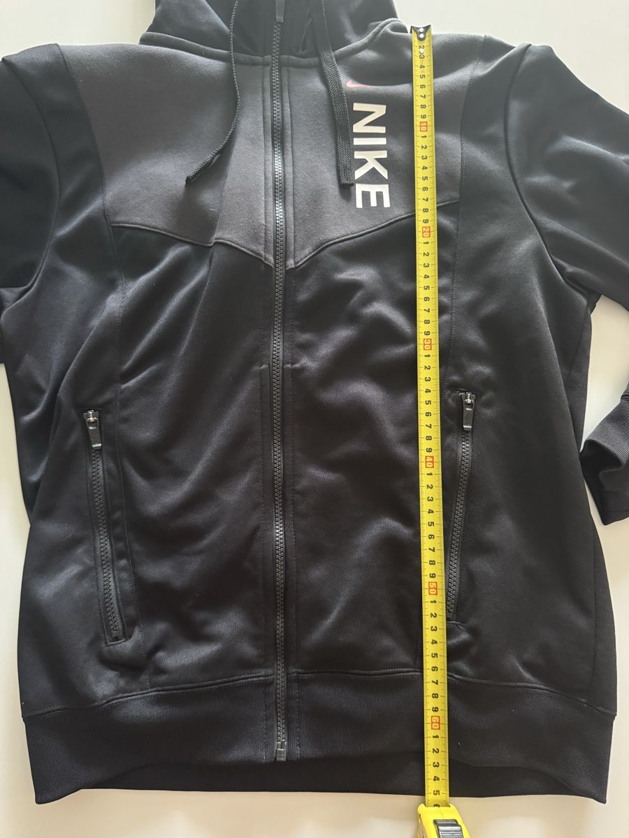 Nike Vestes: Veste à capuche Nike noir  – D'occasion à Dorénaz par tia_6z2d 1